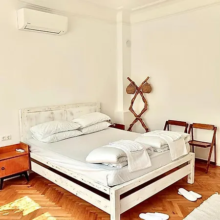 Boho Chic Free Parking Apartment
